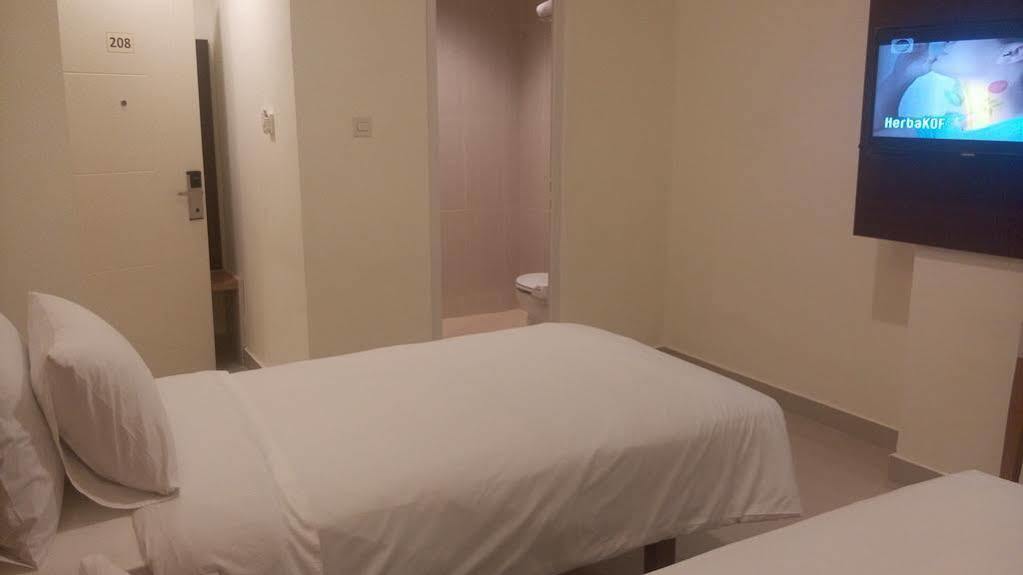 Big Fish Hotel Manado Zewnętrze zdjęcie